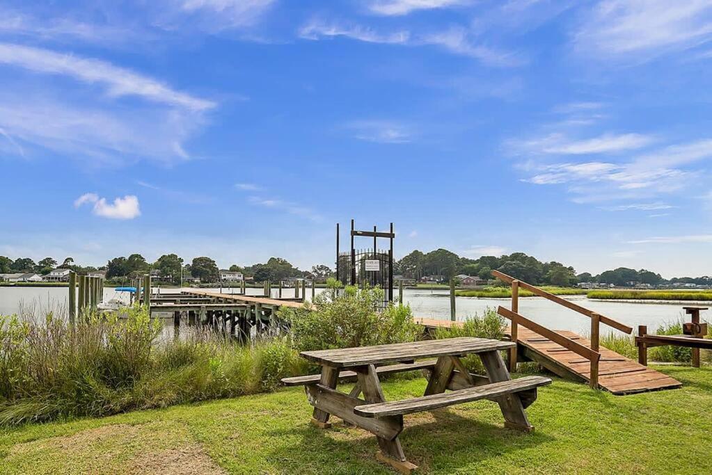 Ferienwohnung Relaxing On The Bay Norfolk Exterior foto